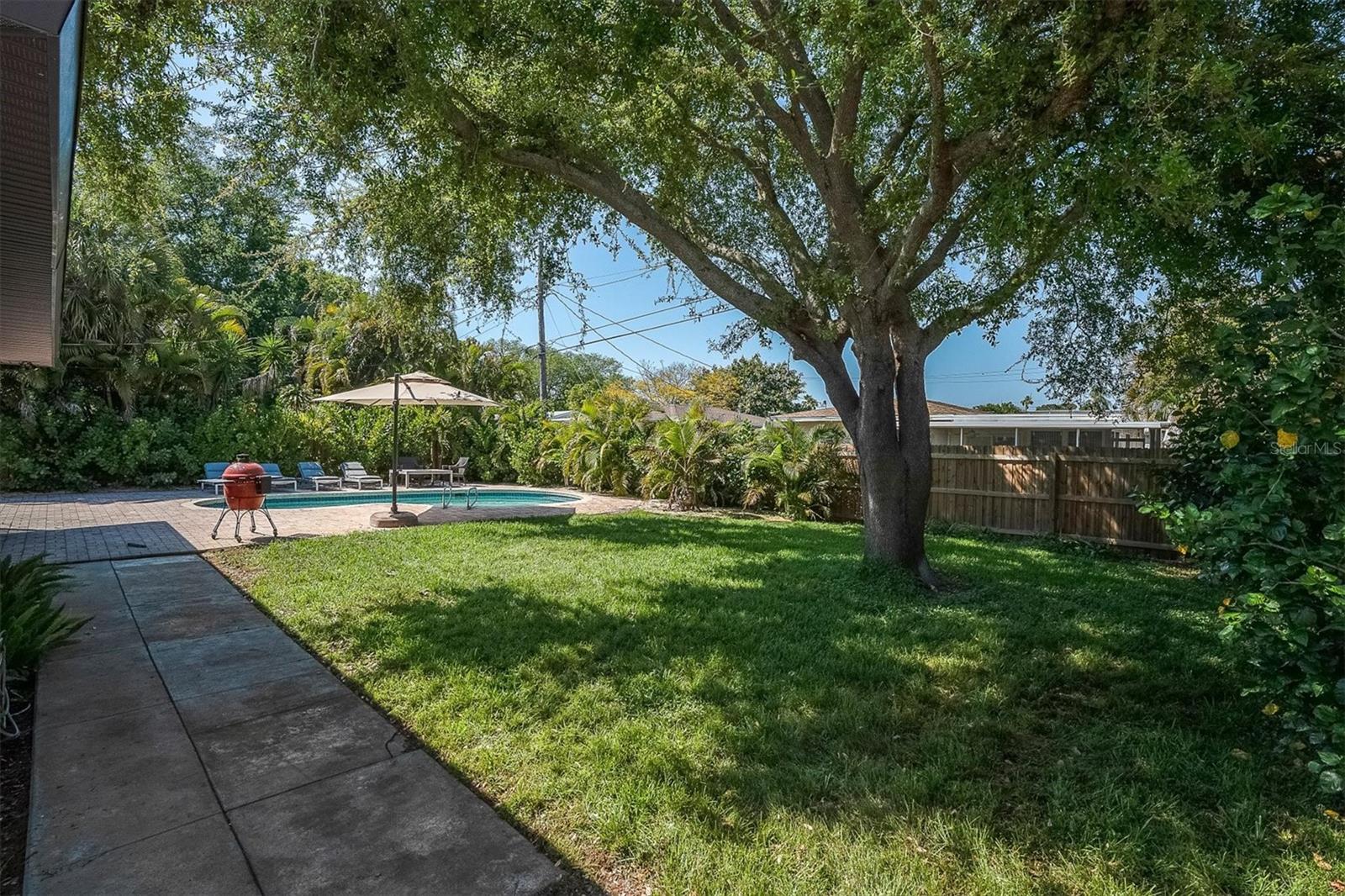 MERNA MANOR - Residential