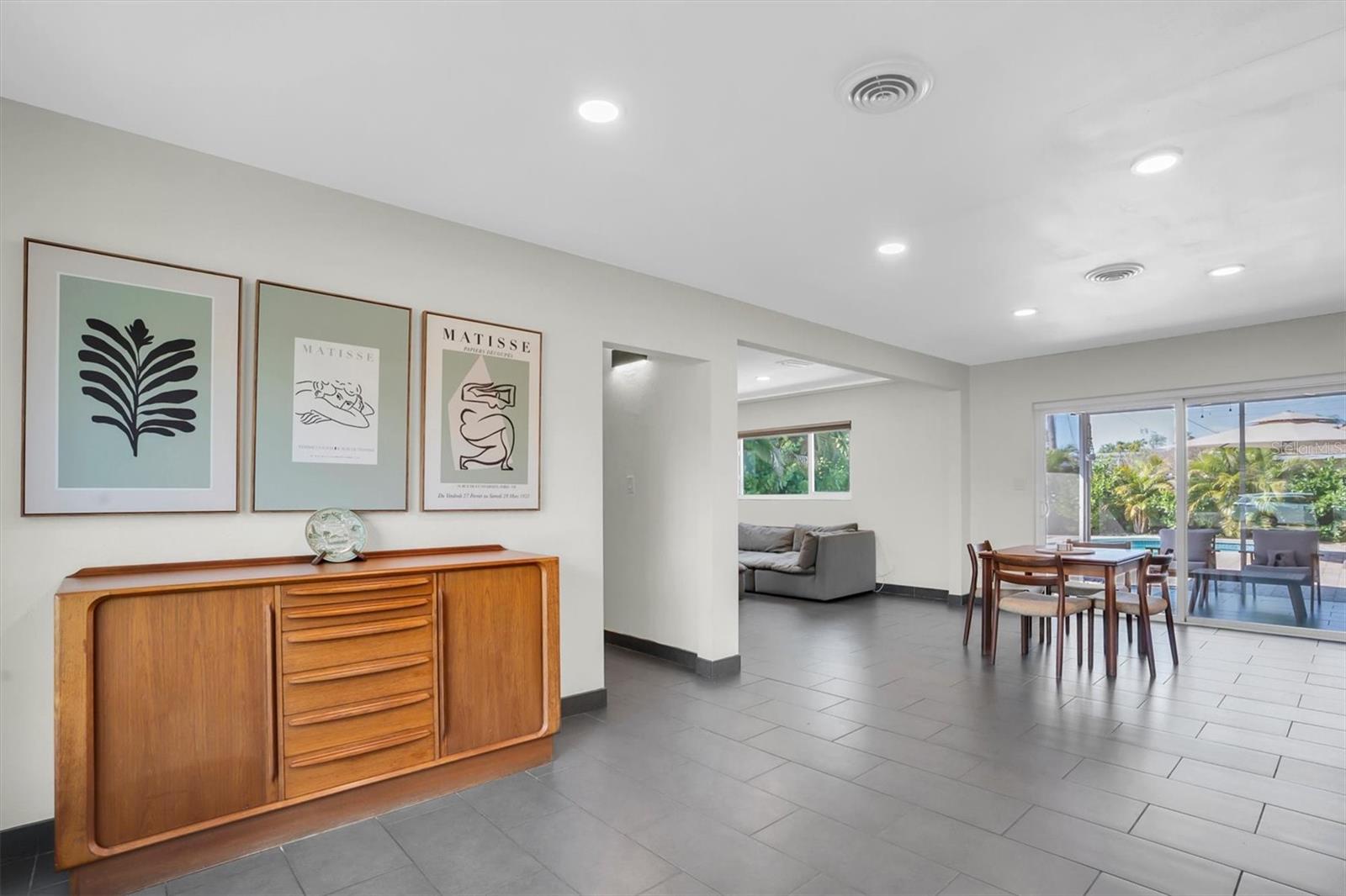 MERNA MANOR - Residential