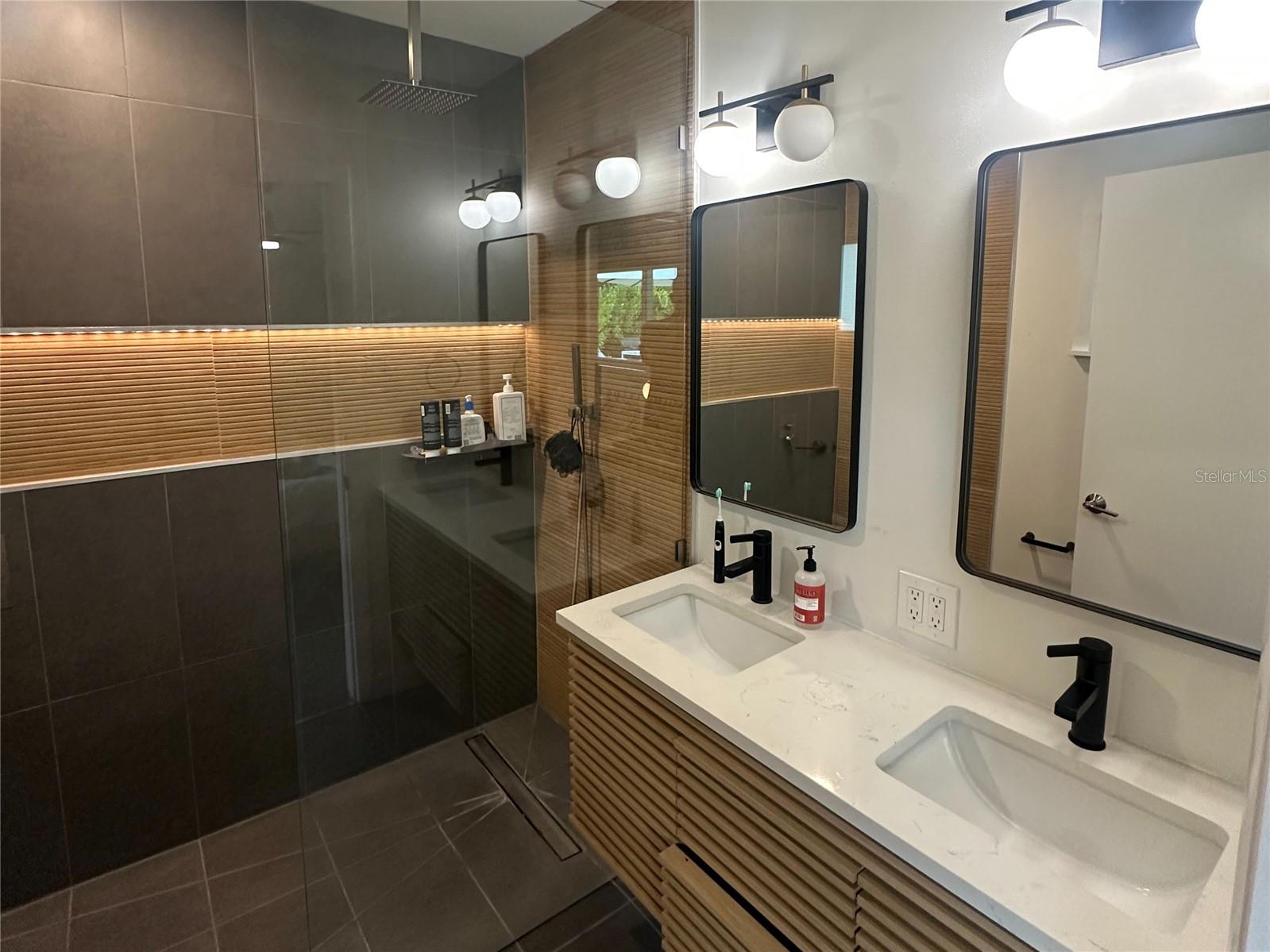 MERNA MANOR - Residential