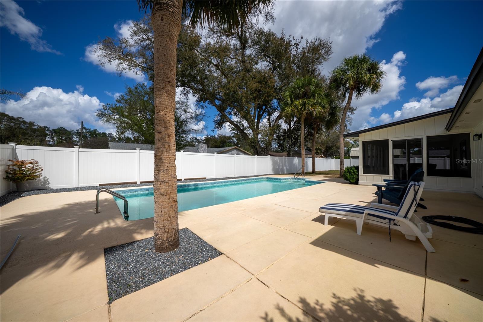 COUNTRY ESTATE - Residential