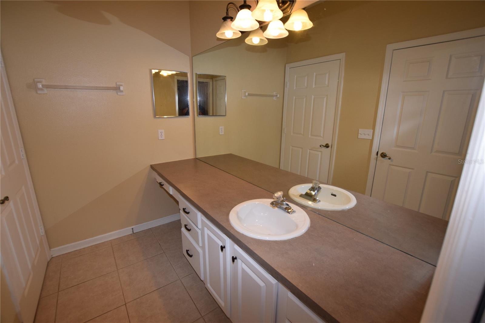 CRESTVIEW CONDO PH 01 - Residential