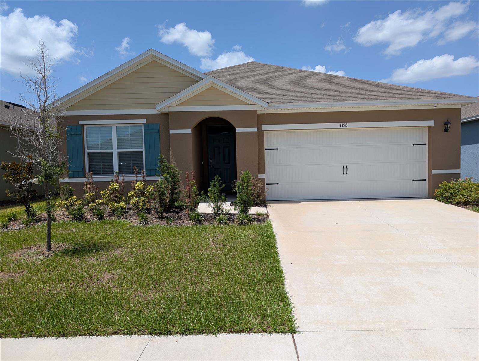 Welcome to this like-new single-story home in the desirable Hammock Reserve / Tradewinds community. This 3-bedroom, 2-bath residence features an open-concept layout, quartz countertops, stainless steel appliances, and a spacious kitchen island—perfect for entertaining. The primary suite offers a walk-in closet and private bath with dual sinks. Enjoy the convenience tile in main living areas and plush carpet in bedrooms.
Outdoor living is enhanced by a covered lanai and landscaped yard with irrigation system. The attached 2-car garage provides ample storage. Community amenities include a resort-style pool and playground..
Located minutes from shopping, dining, US-17, US-27, and I-4 for easy access to Orlando, Tampa, and local attractions.