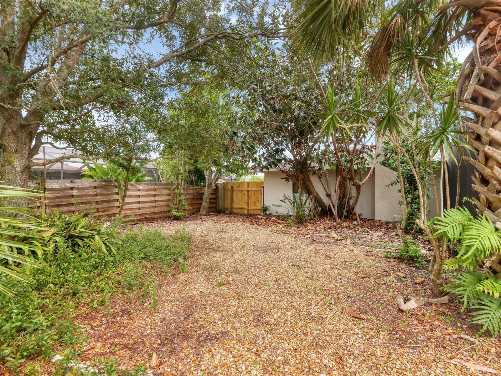 COUNTRY MEADOWS - Residential