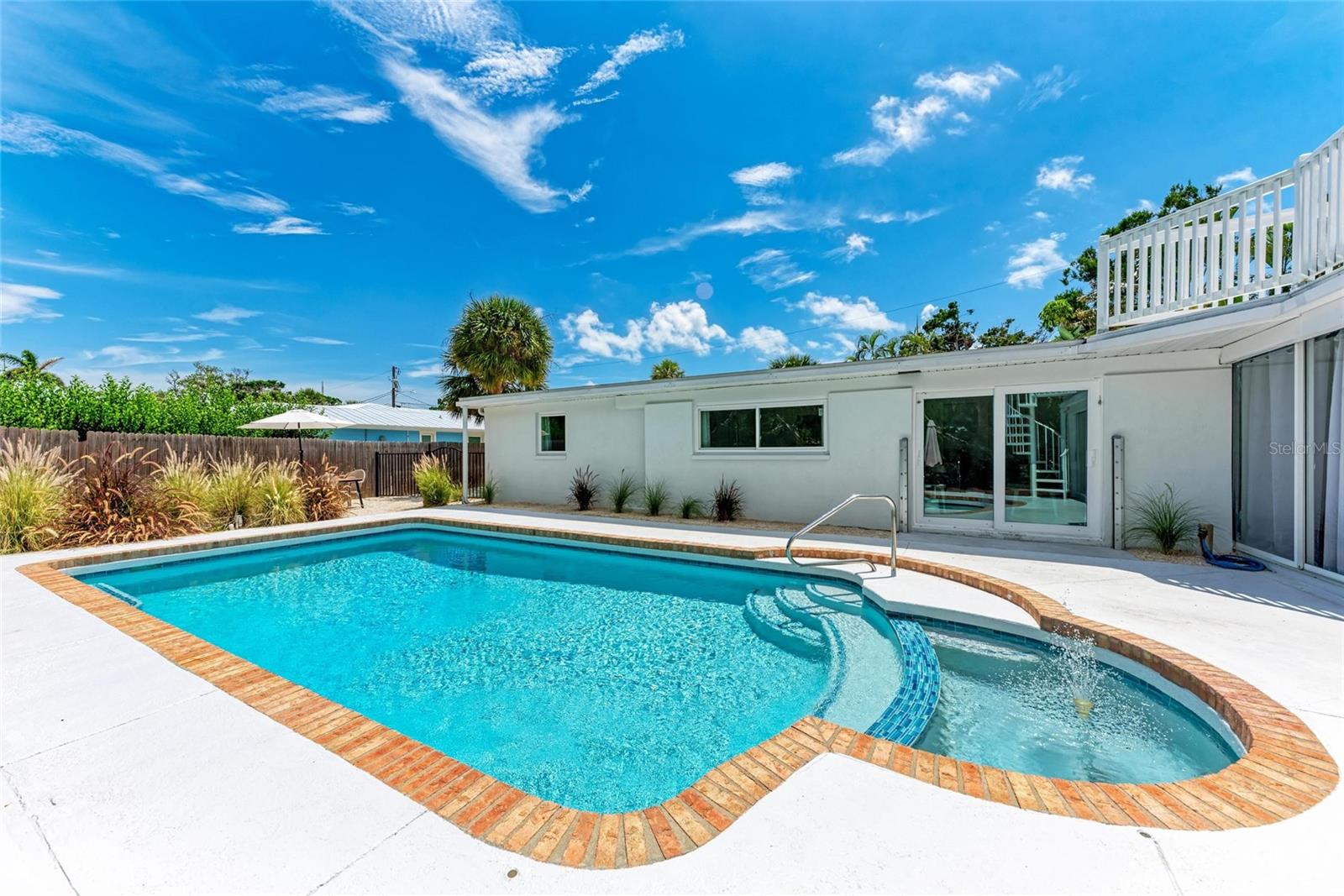 ISLAND CEDARS - Residential