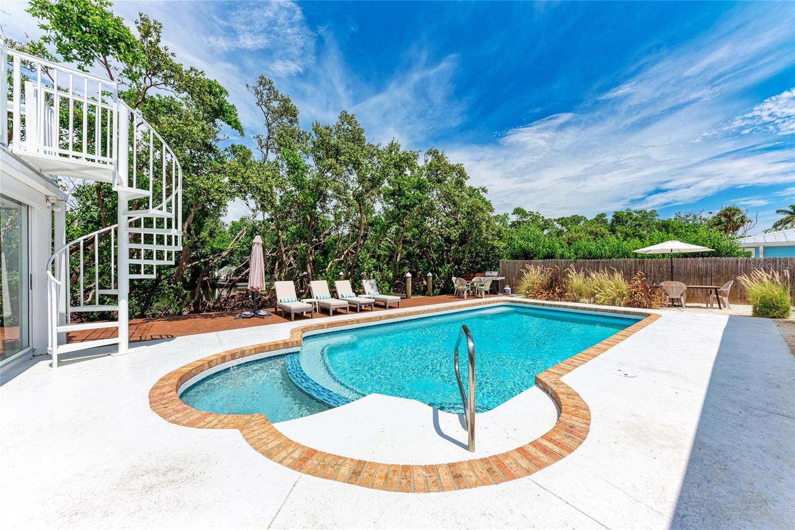 ISLAND CEDARS - Residential