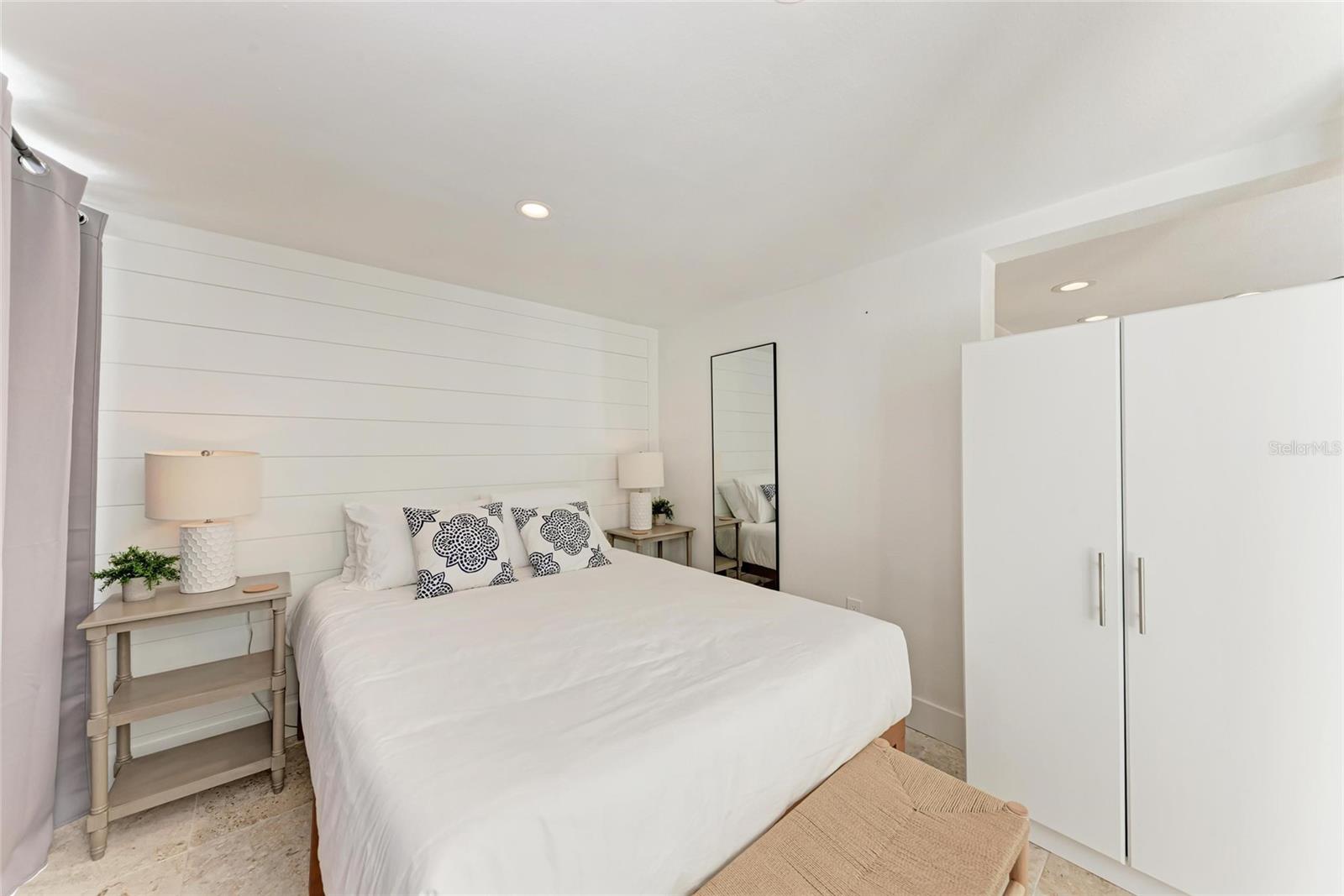 ISLAND CEDARS - Residential