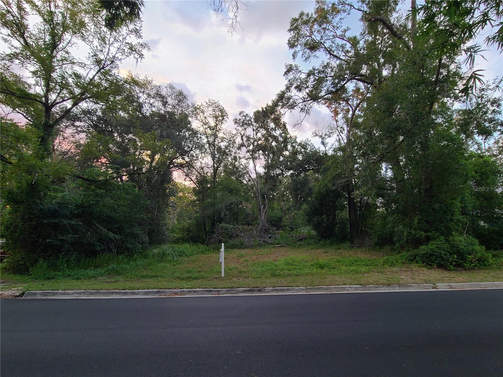 WILD OAKS - Land