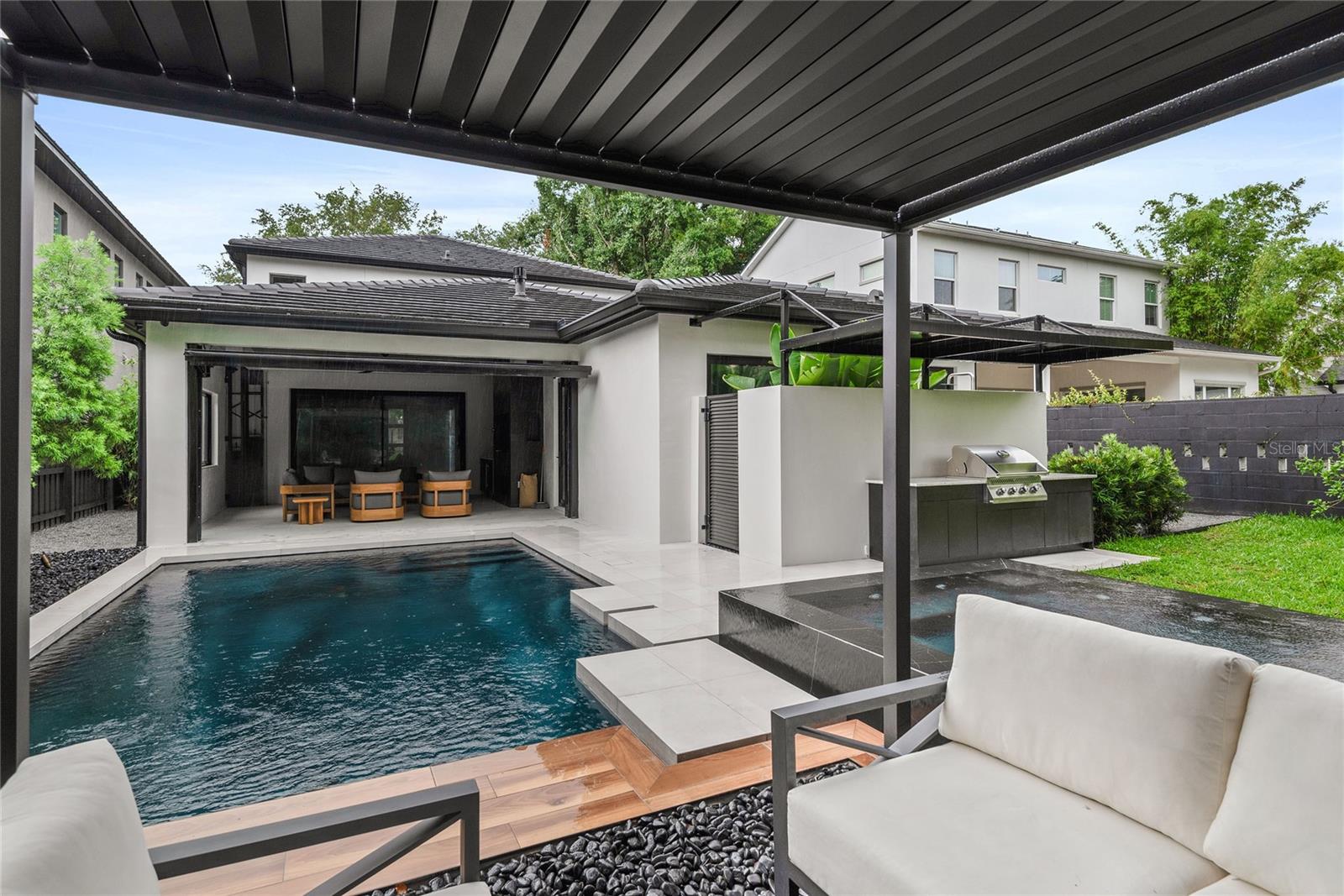 IVANHOE SQUARE - Residential