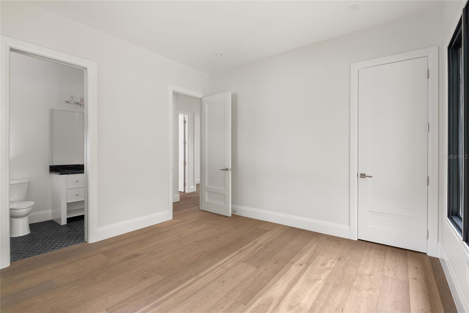 IVANHOE SQUARE - Residential