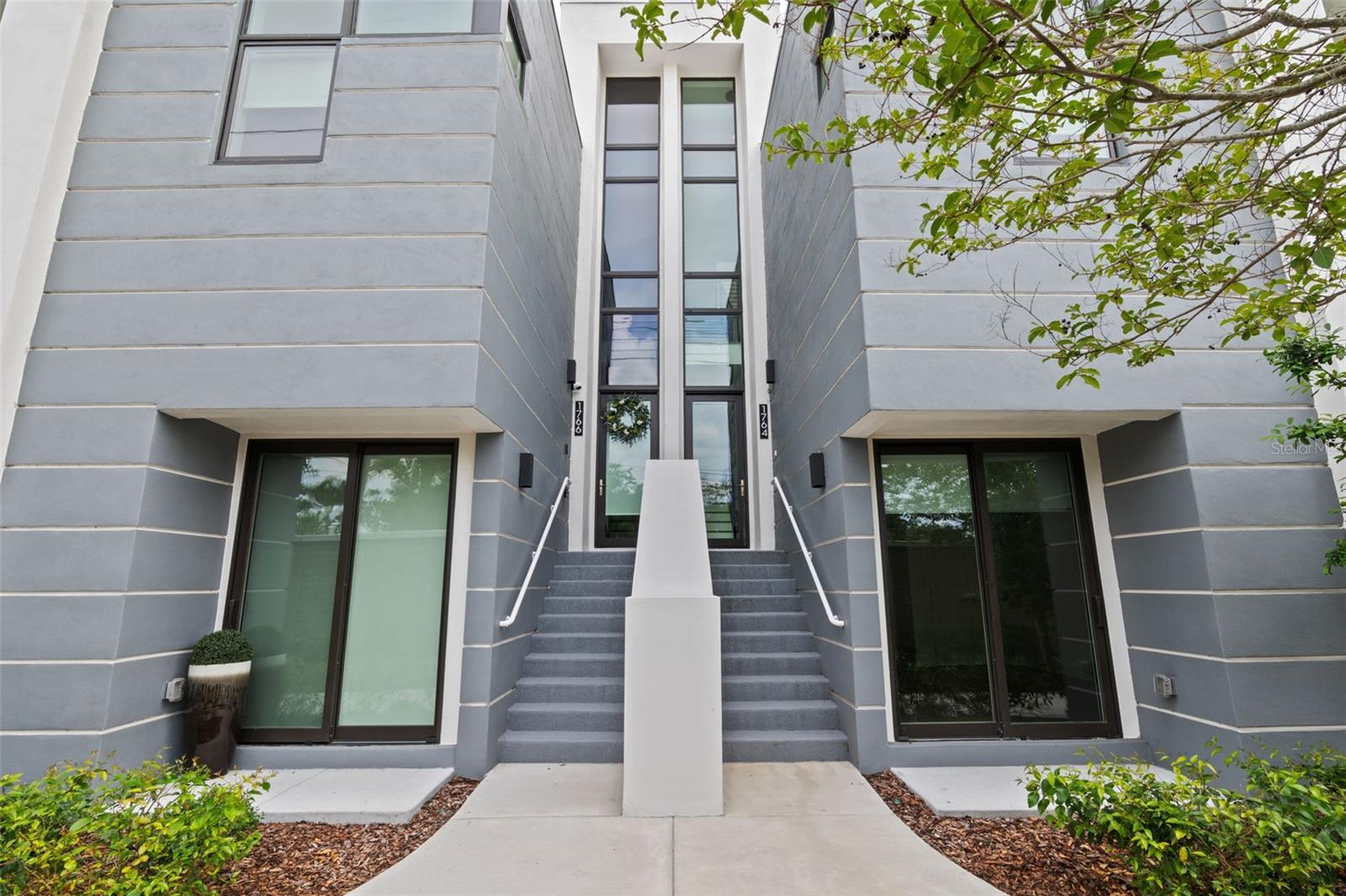 1764 MONDRIAN CIRCLE