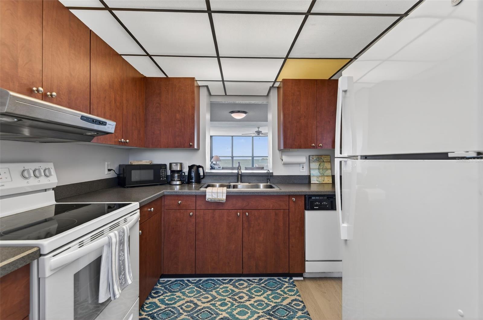 ISLAND TOWERS - Residential Lease