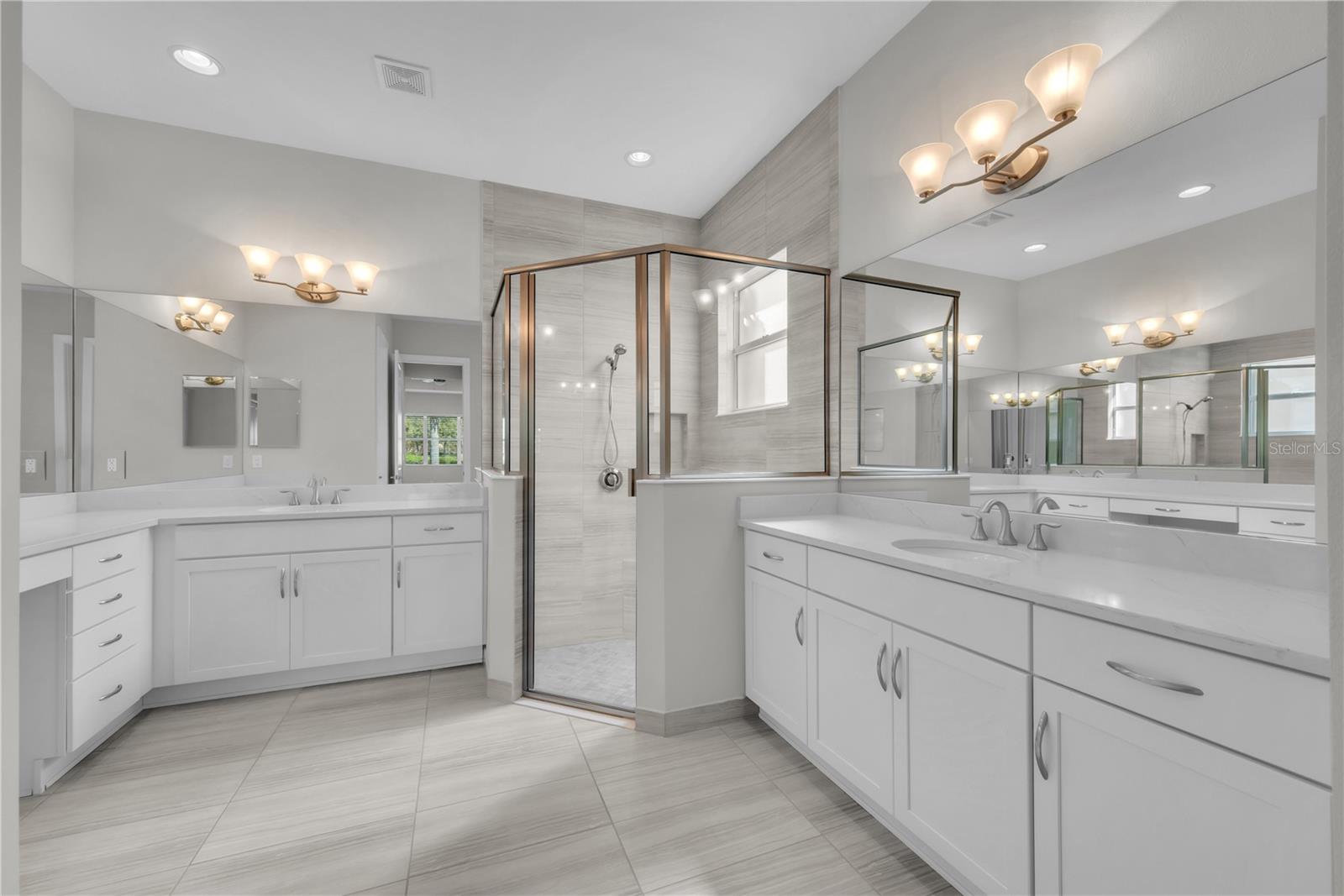 VALENCIA LAKES - Residential