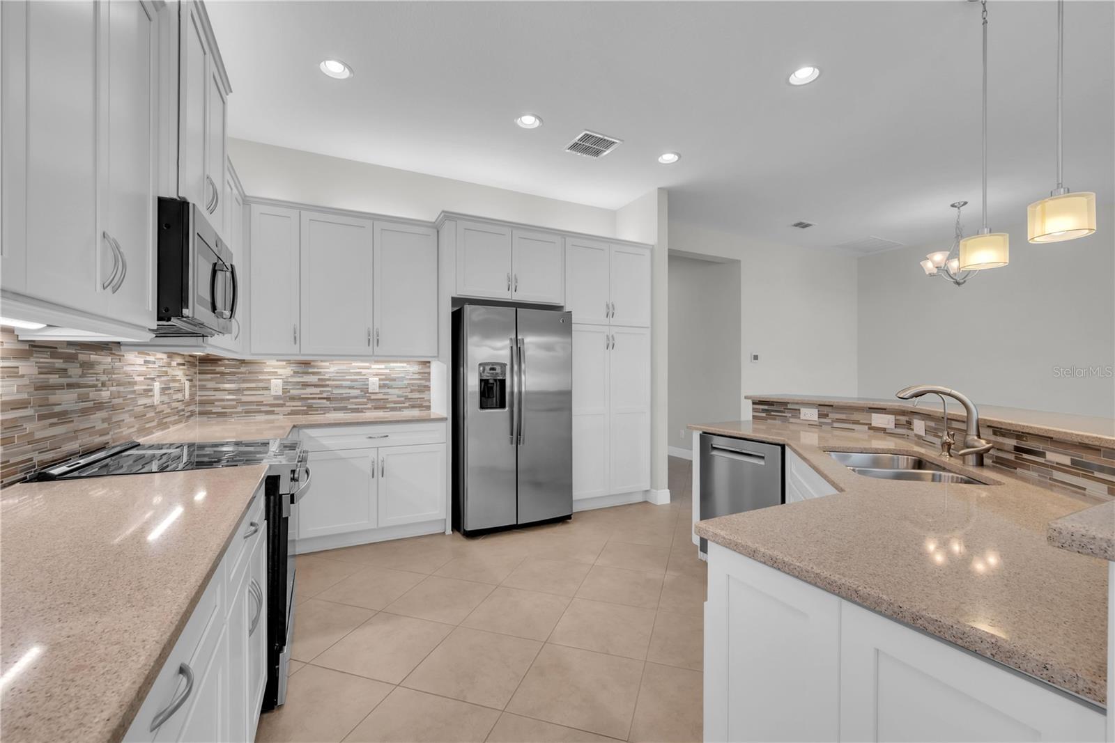 VALENCIA LAKES - Residential