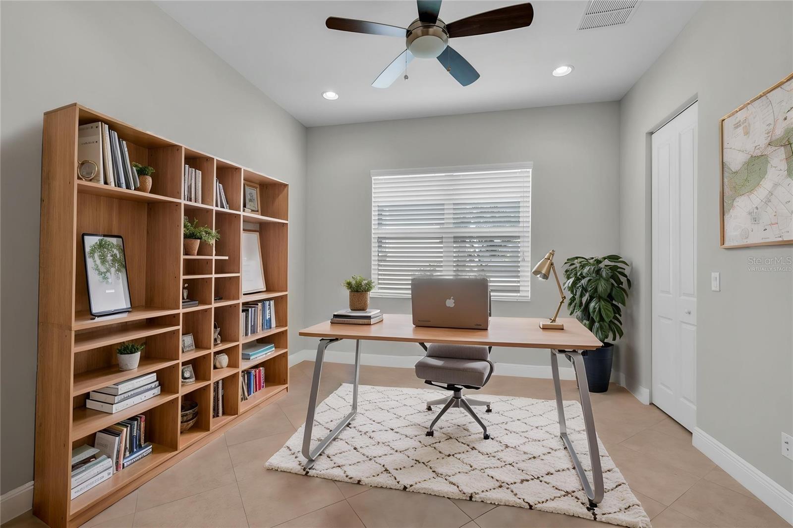 VALENCIA LAKES - Residential