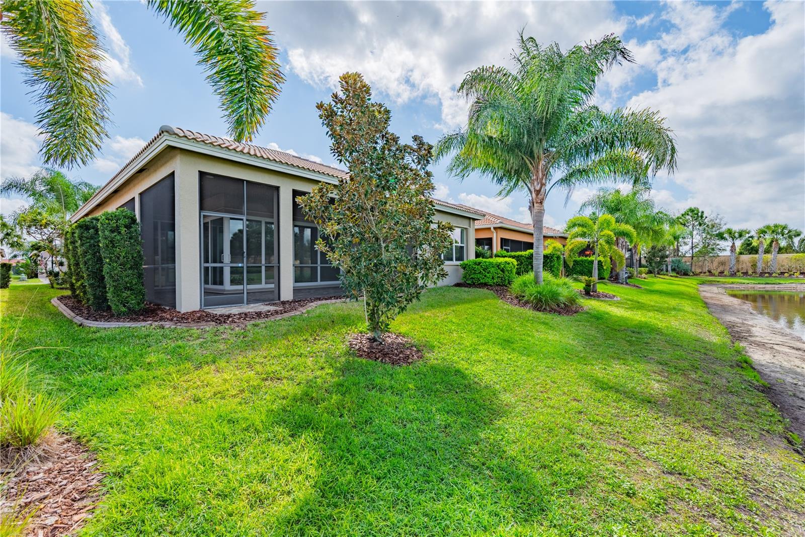 VALENCIA LAKES - Residential