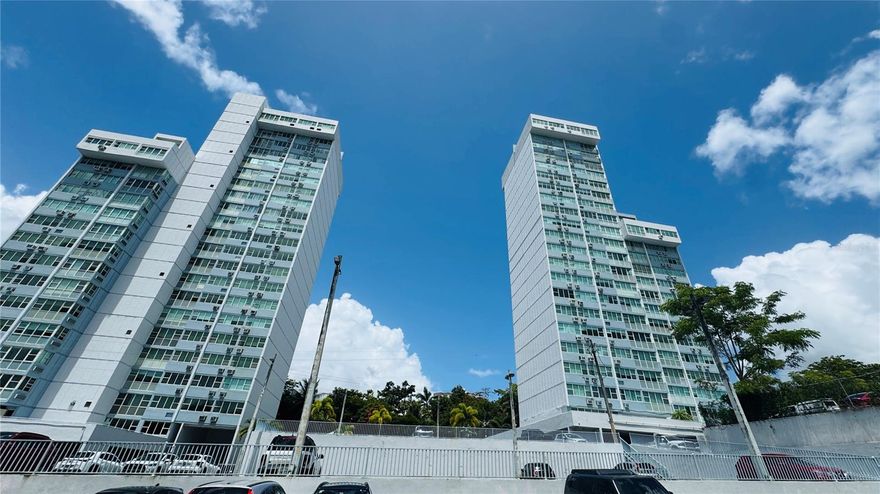 Spacious and comfortable apartment located on a high floor, ideal for those seeking comfort and views. It consists of three bedrooms and two full bathrooms, offering a functional and well-distributed design. The property has a cozy living room, dining room and a fully equipped kitchen. In addition, the unit is distinguished by its panoramic views towards San Juan, allowing you to enjoy beautiful sunsets and excellent natural lighting. An excellent opportunity to live in a comfortable and well-located space!..