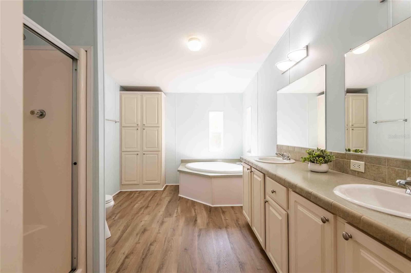 LEISURE RETREATS - Residential