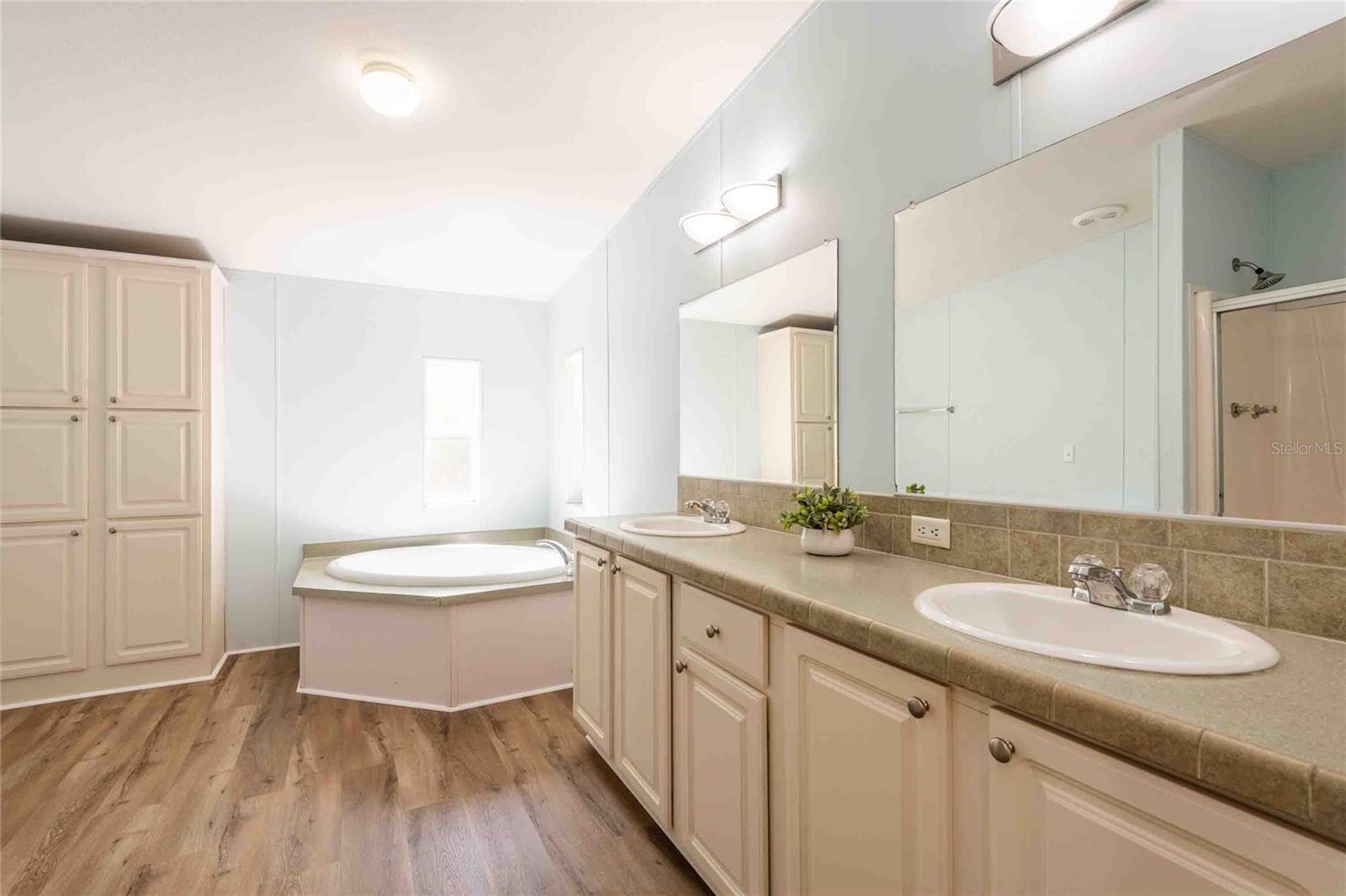 LEISURE RETREATS - Residential
