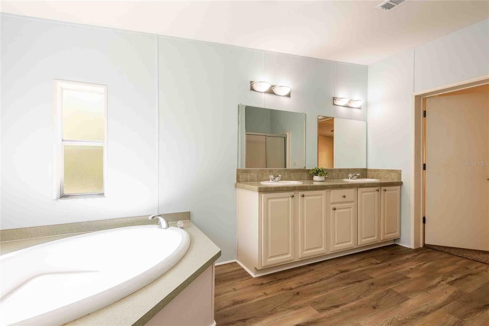 LEISURE RETREATS - Residential