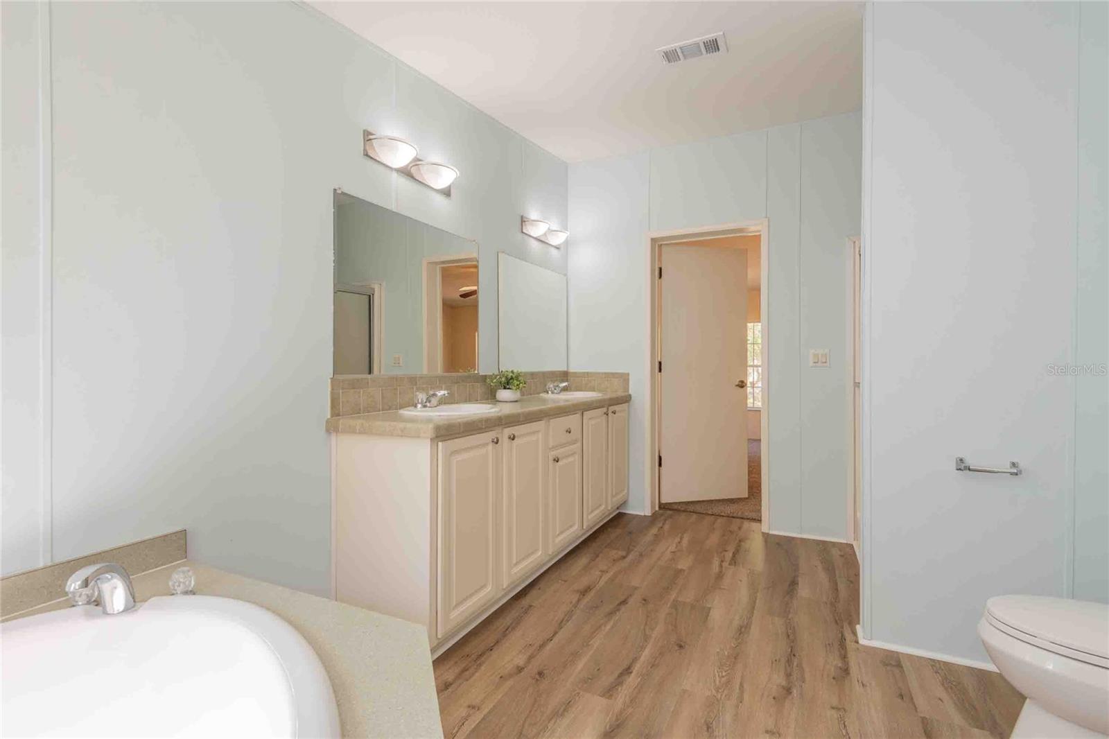 LEISURE RETREATS - Residential