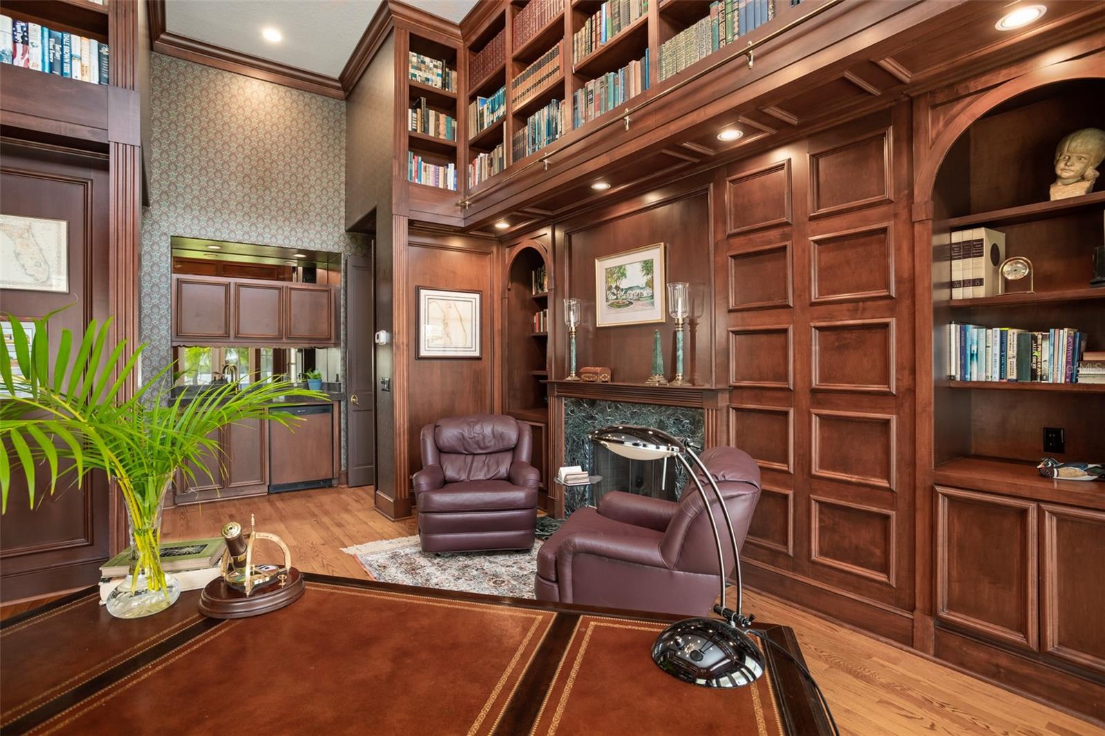 LAKE MAITLAND MANOR - Residential