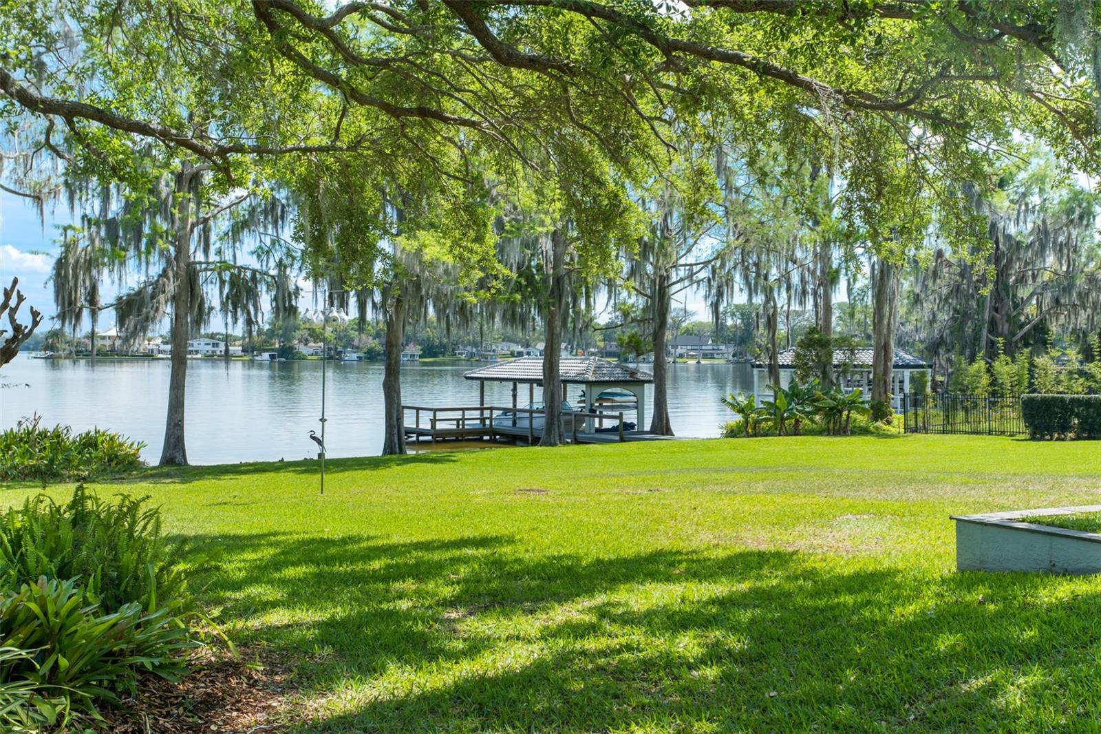 LAKE MAITLAND MANOR - Residential