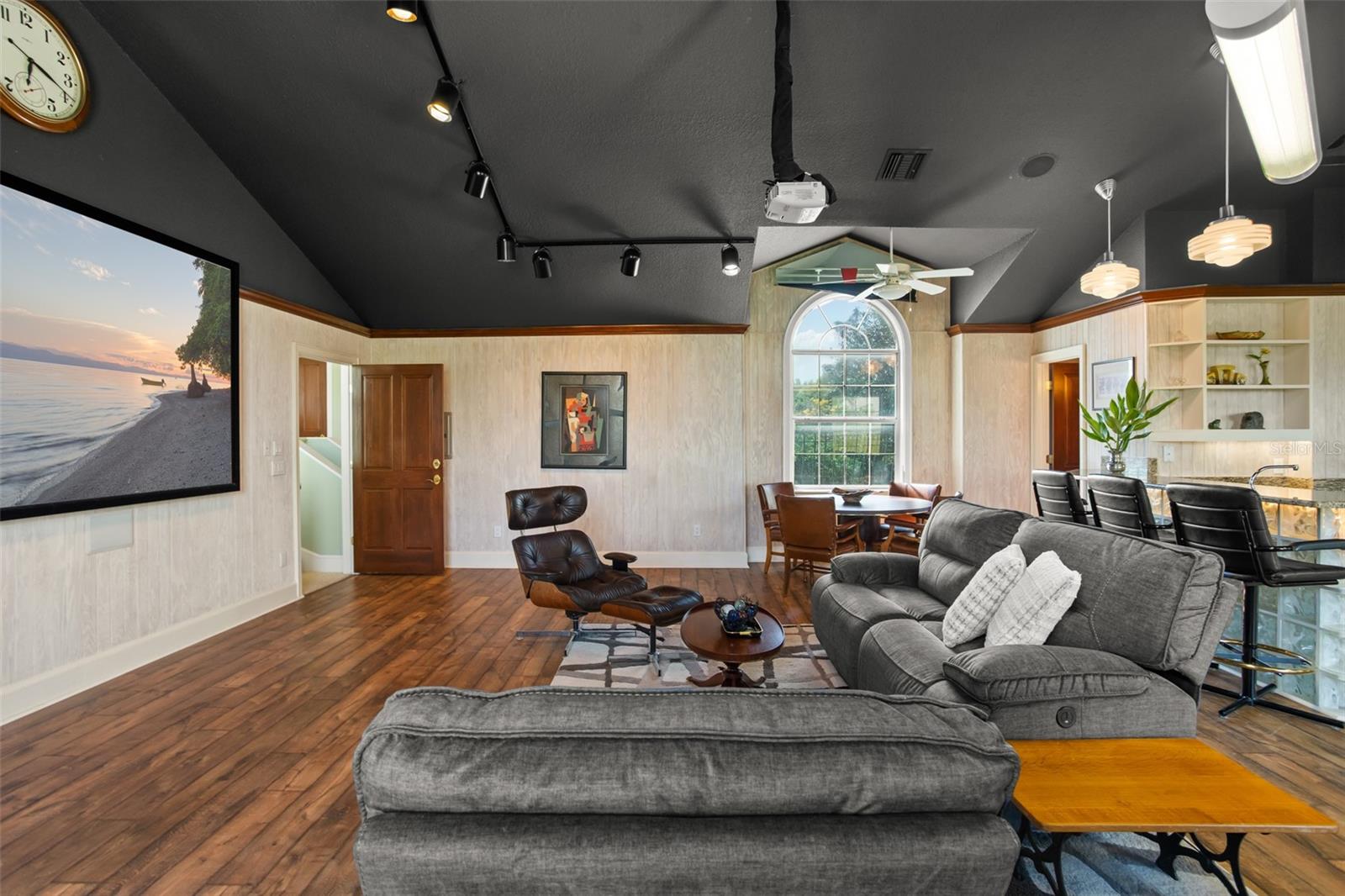 LAKE MAITLAND MANOR - Residential