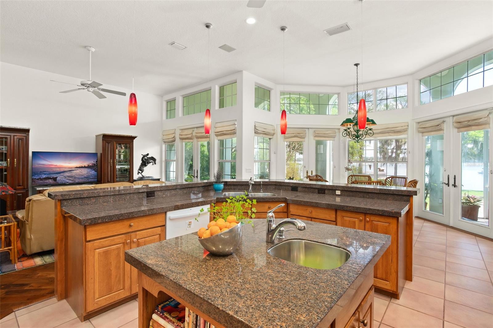 LAKE MAITLAND MANOR - Residential