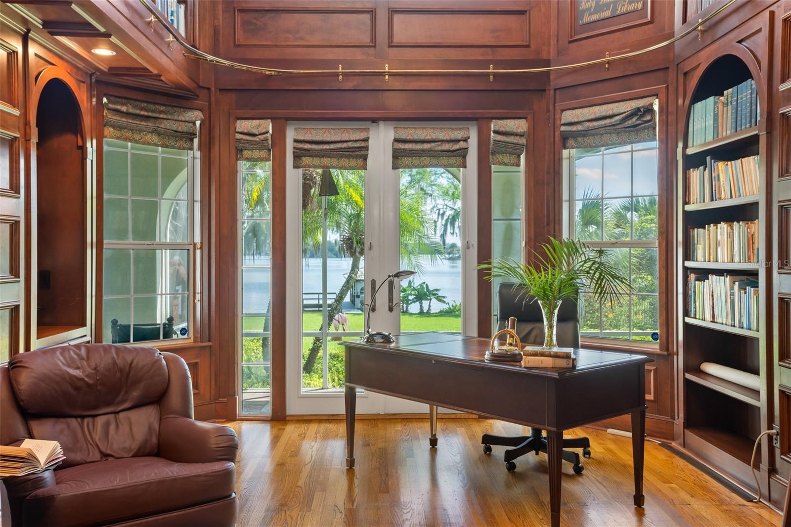 LAKE MAITLAND MANOR - Residential