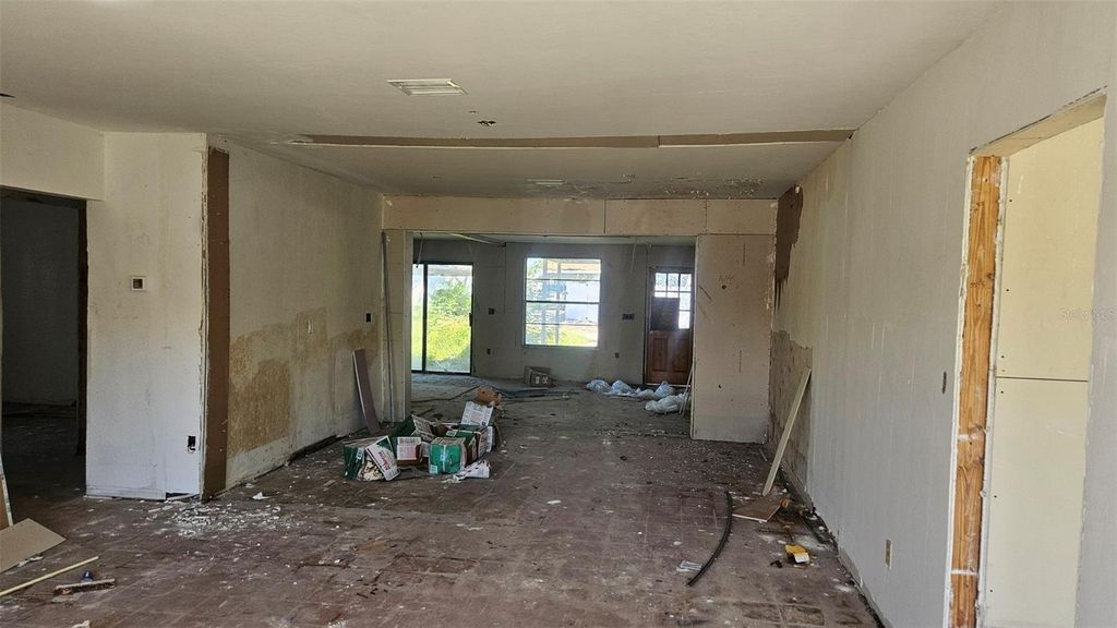 Photo of 811 40th Avenue NE, St Petersburg, FL 33703 (MLS # OM715118)