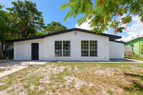 A home in FORT PIERCE