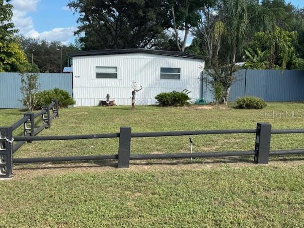 Photo of 4721 Pine Street, Fruitland Park, FL 34731 (MLS # O6353722)