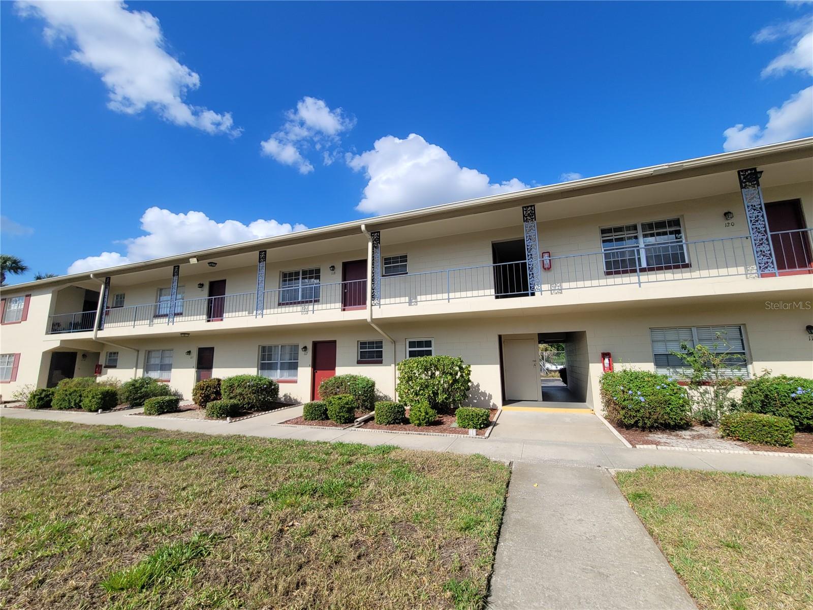 Gorgeous 1 bedroom, one bath, well maintained pool community in great location. Very close to highways, restaurants and shopping. Investors dream to build your rental portfolio or simply a primary home. This condo is located on the 2nd floor with great views of the garden, pool and the laundry room around the around corner from you. This Condo won't last, book your showing now!!
HOA approval required with an in-person interview. Sold As-Is.