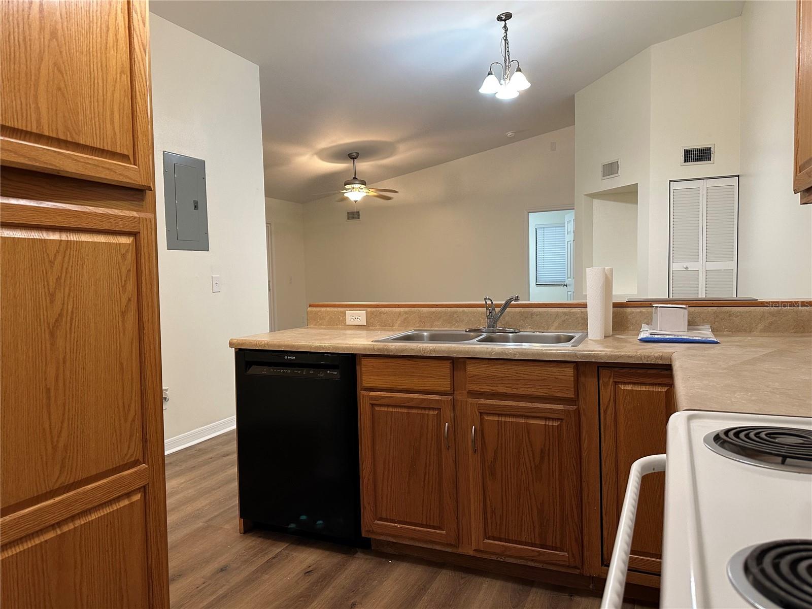 LAKEVIEW CONDO 06 - Residential Lease