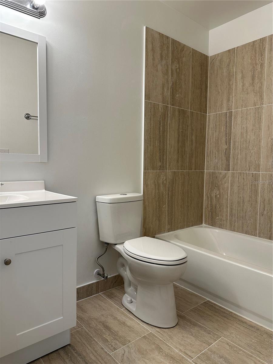 LAKEVIEW CONDO 06 - Residential Lease