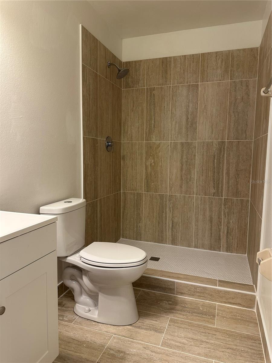 LAKEVIEW CONDO 06 - Residential Lease