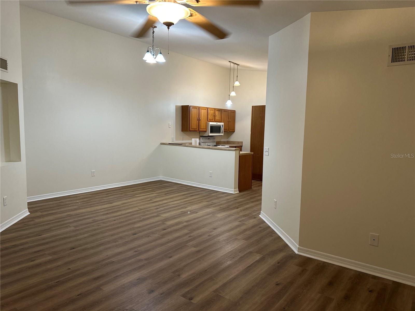 LAKEVIEW CONDO 06 - Residential Lease