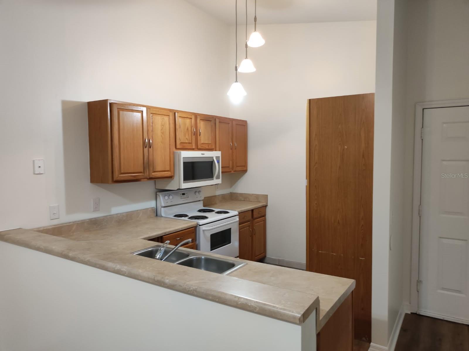 LAKEVIEW CONDO 06 - Residential Lease