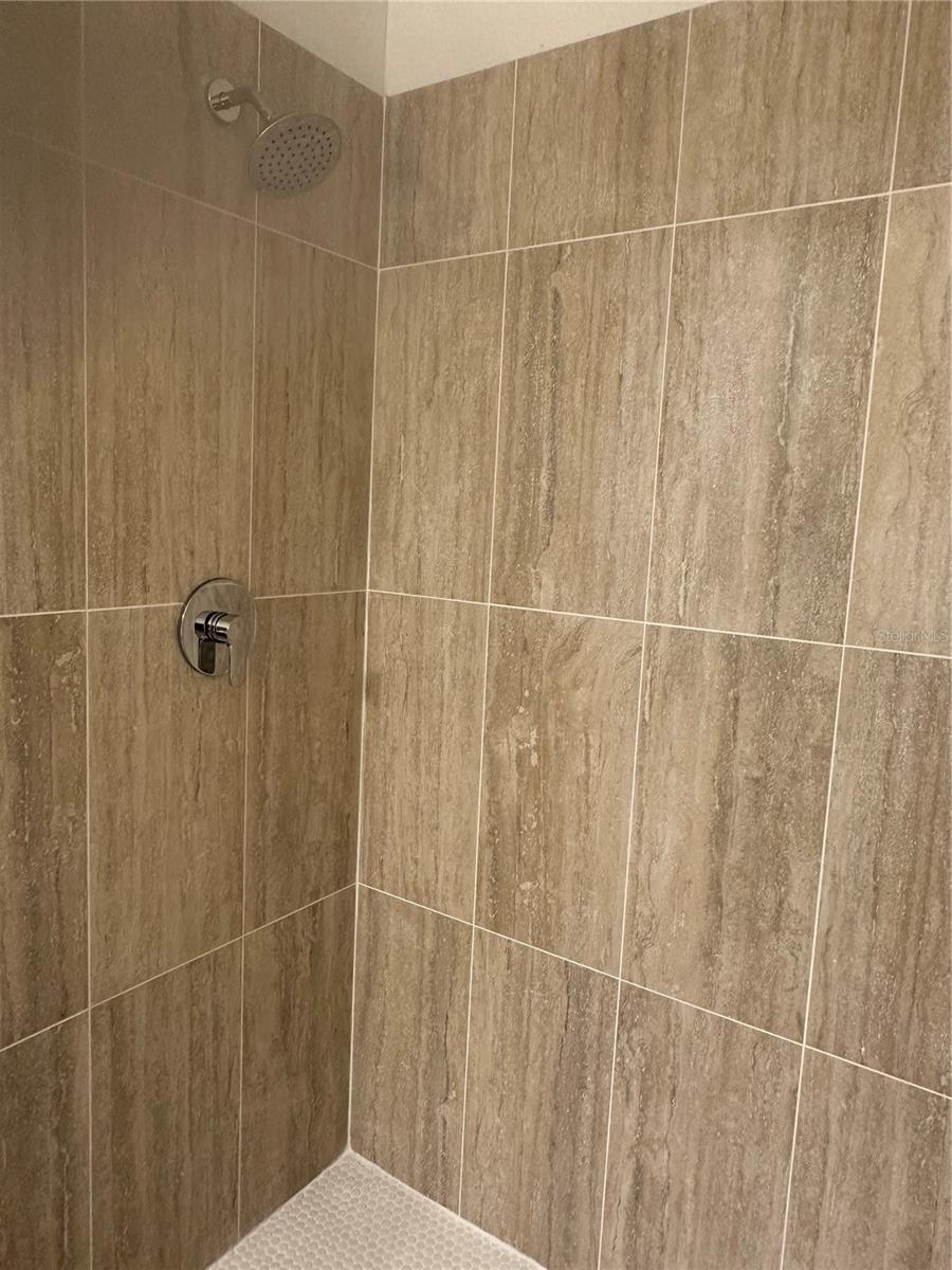 LAKEVIEW CONDO 06 - Residential Lease