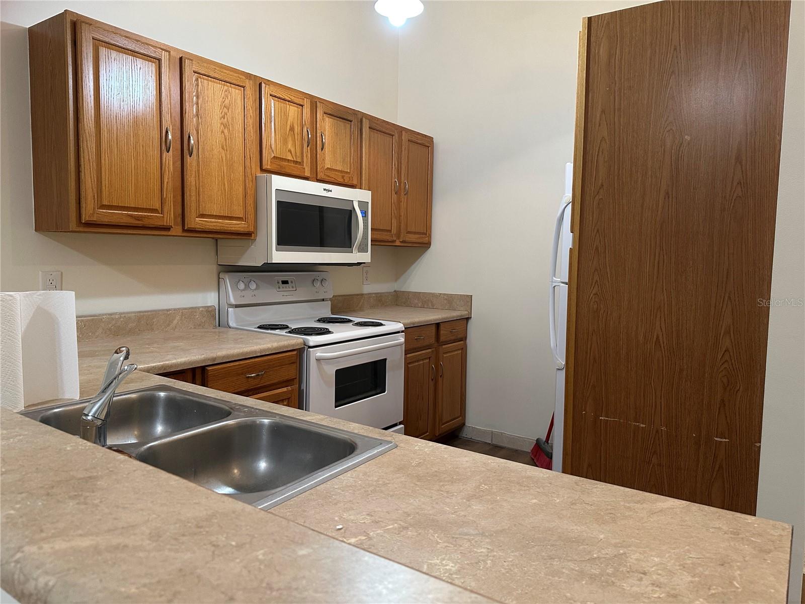 LAKEVIEW CONDO 06 - Residential Lease
