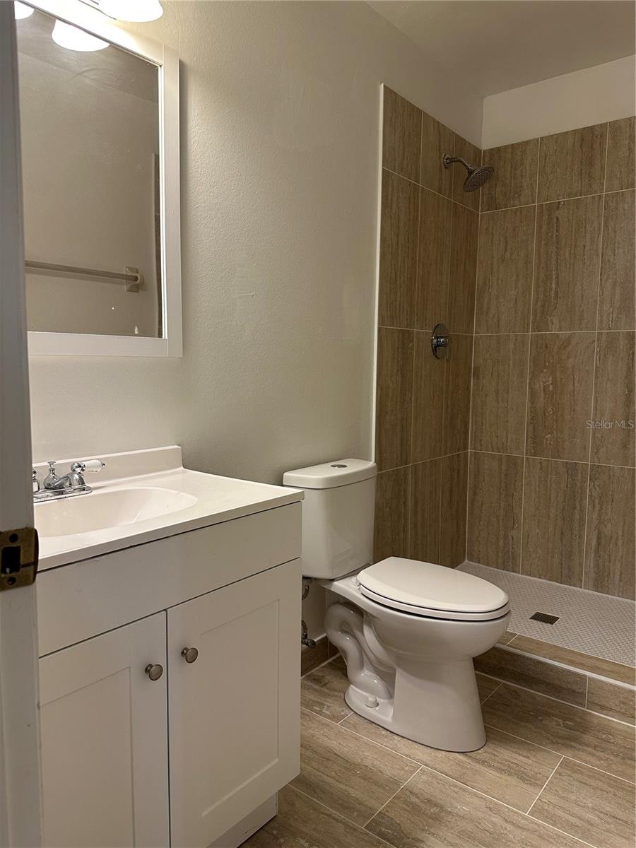 LAKEVIEW CONDO 06 - Residential Lease