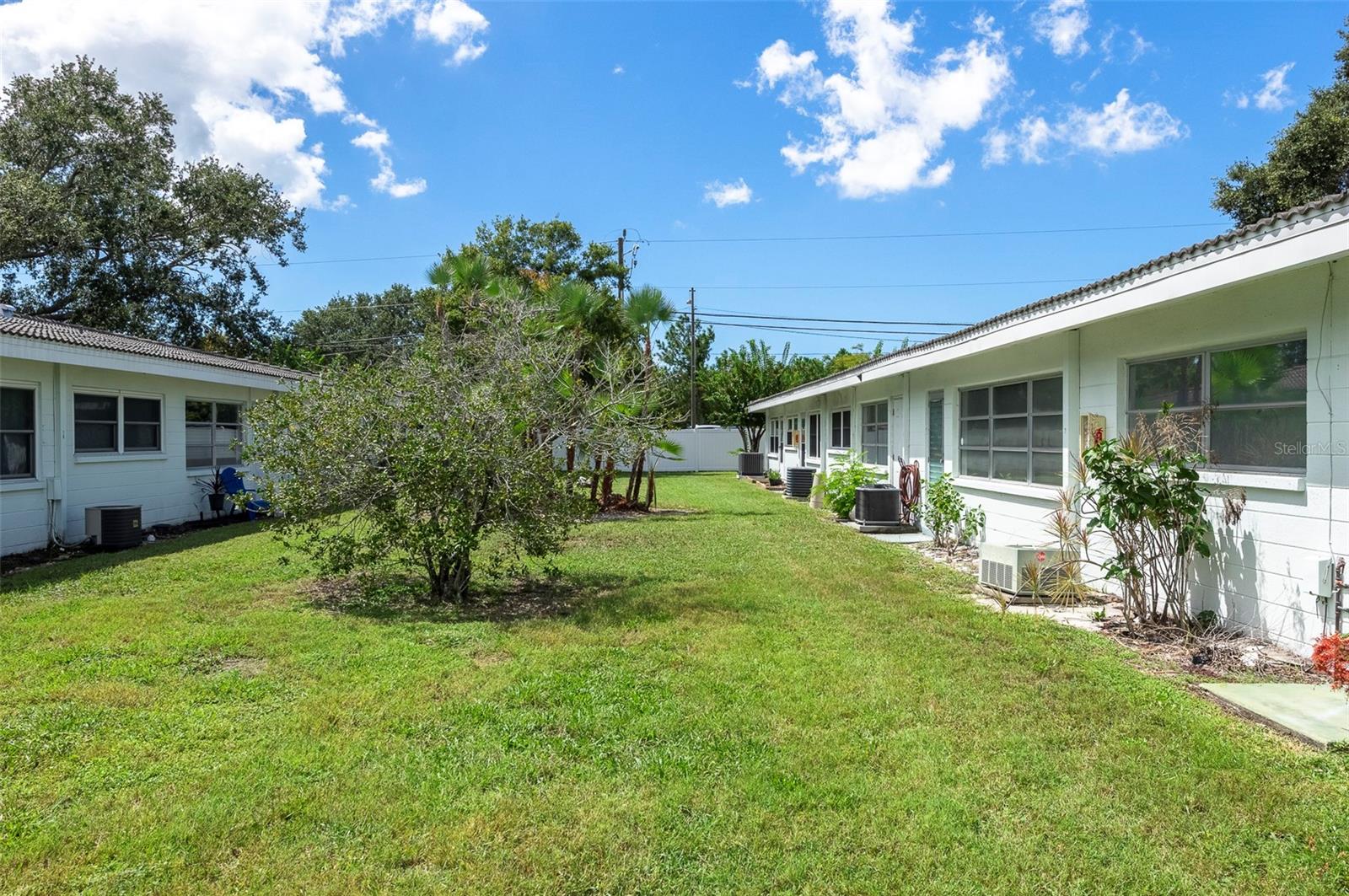 TWIN OAKS APTS - Residential