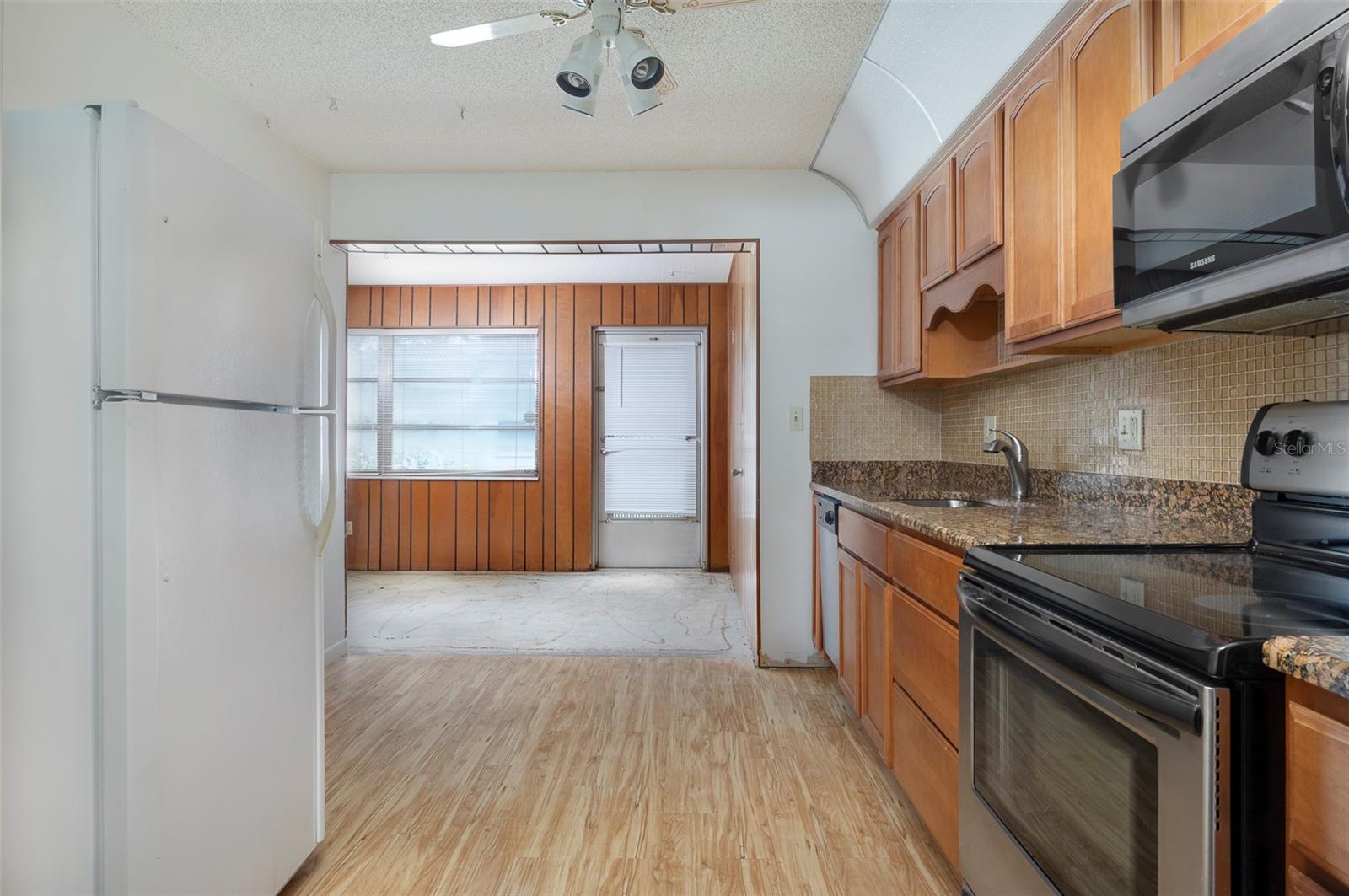 TWIN OAKS APTS - Residential