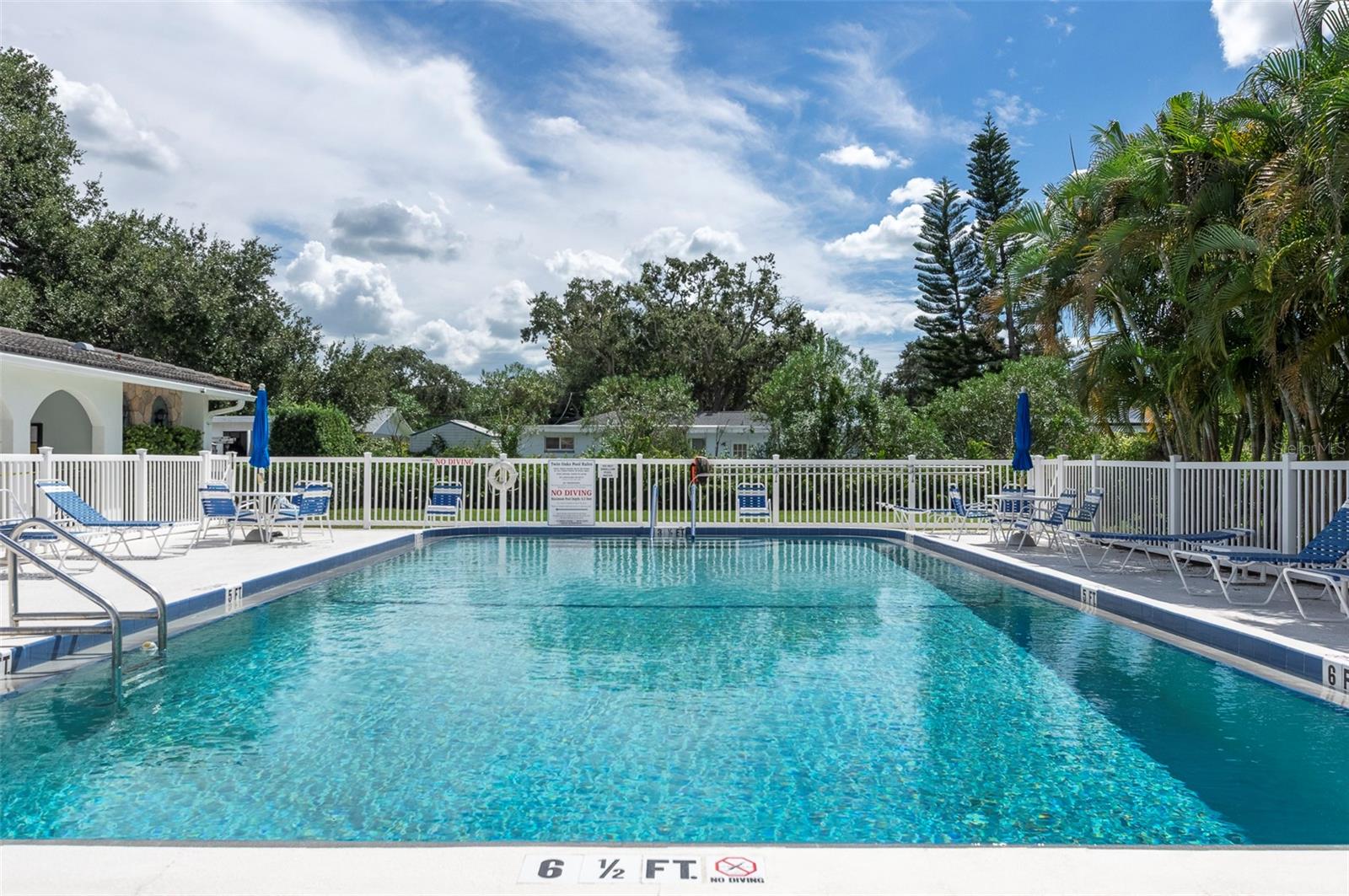 TWIN OAKS APTS - Residential