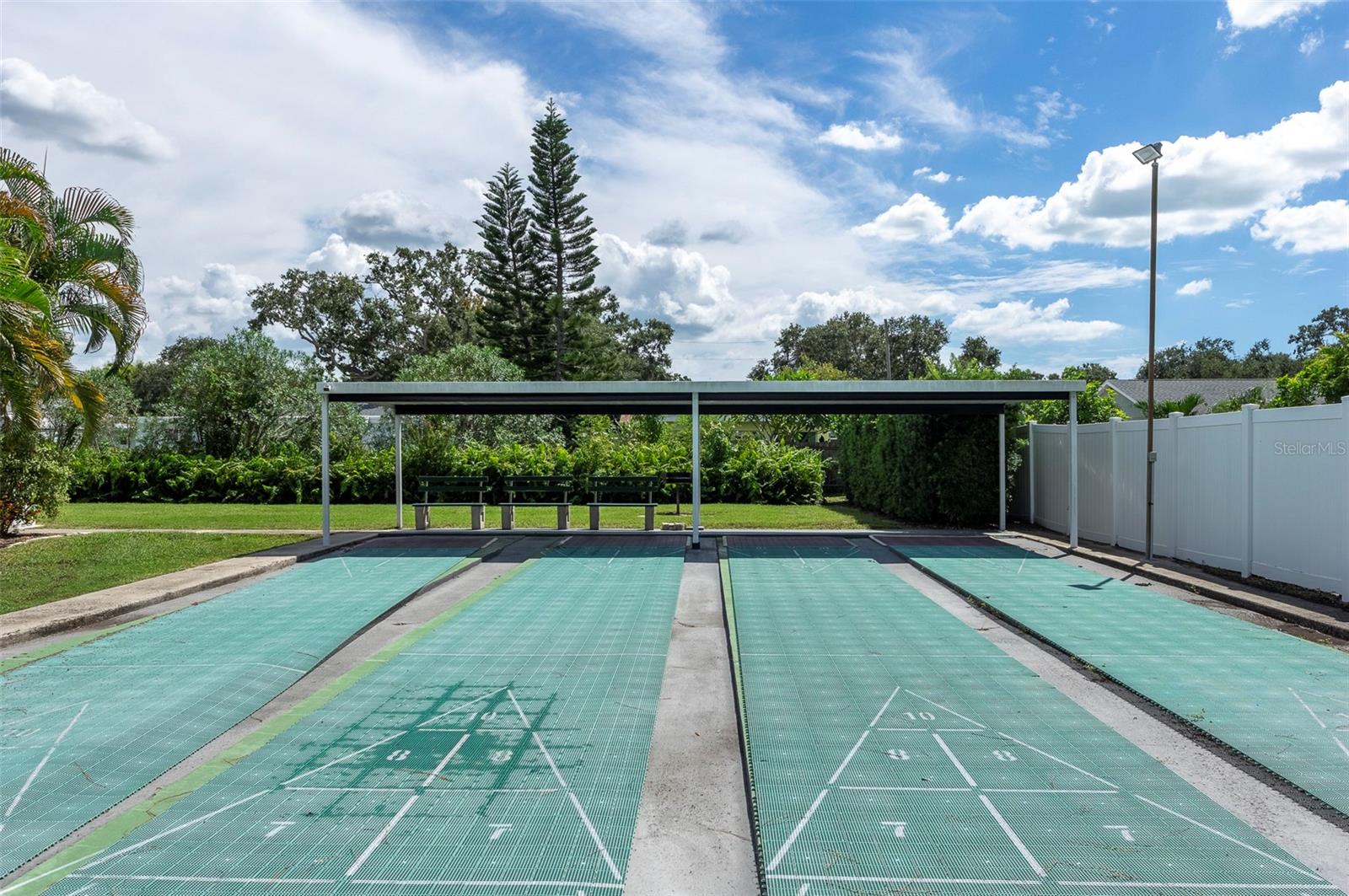 TWIN OAKS APTS - Residential