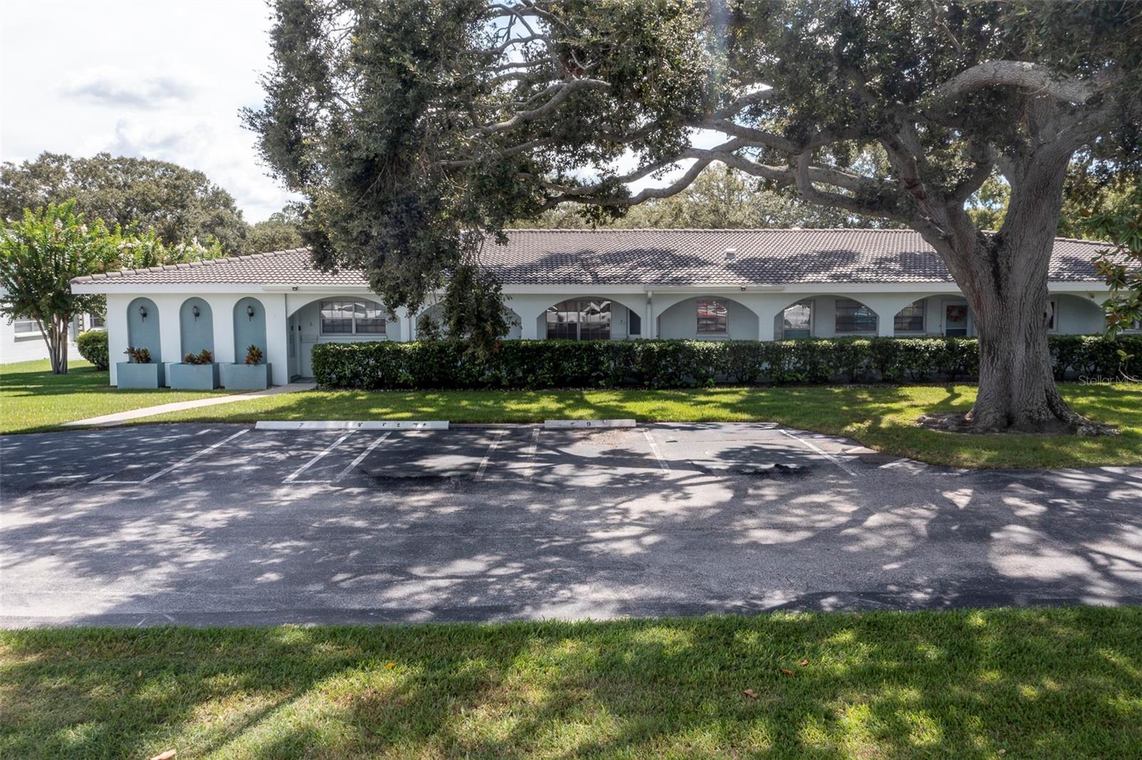 TWIN OAKS APTS - Residential