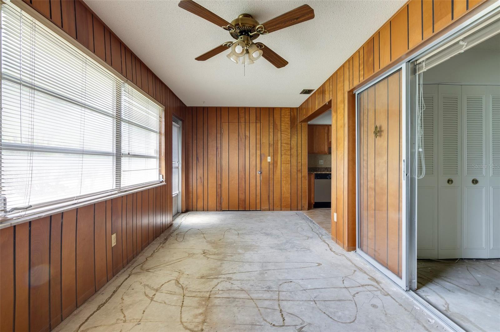 TWIN OAKS APTS - Residential