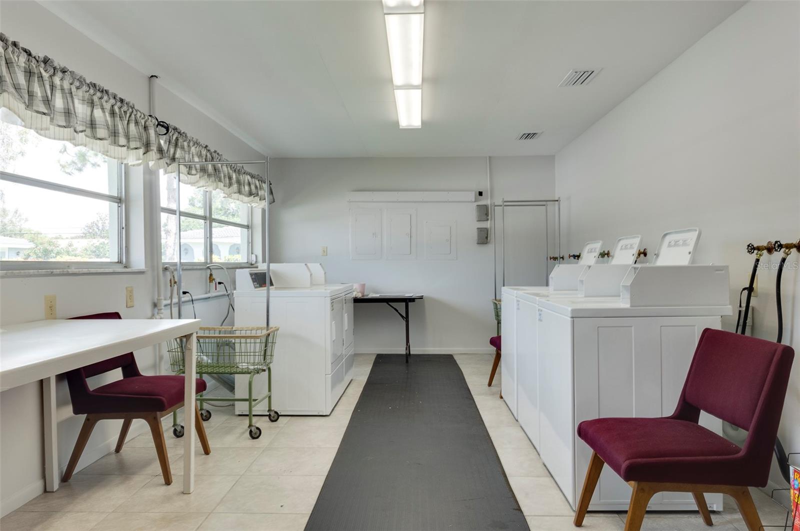 TWIN OAKS APTS - Residential