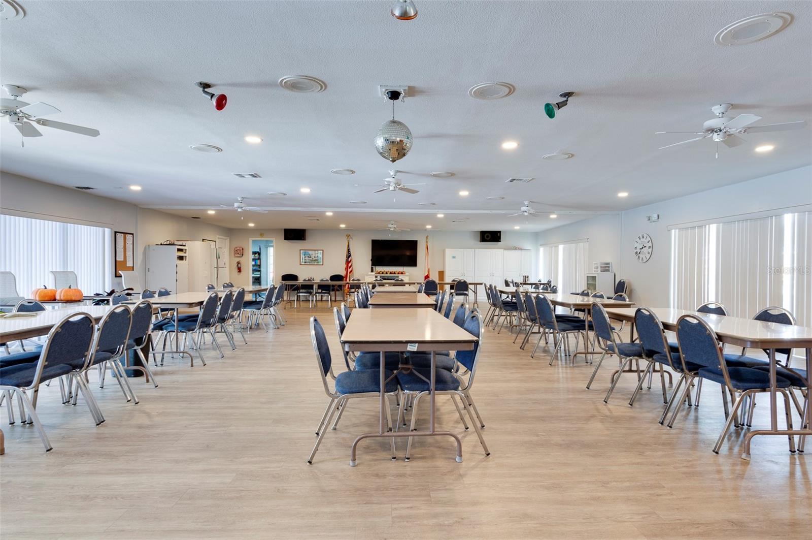 TWIN OAKS APTS - Residential
