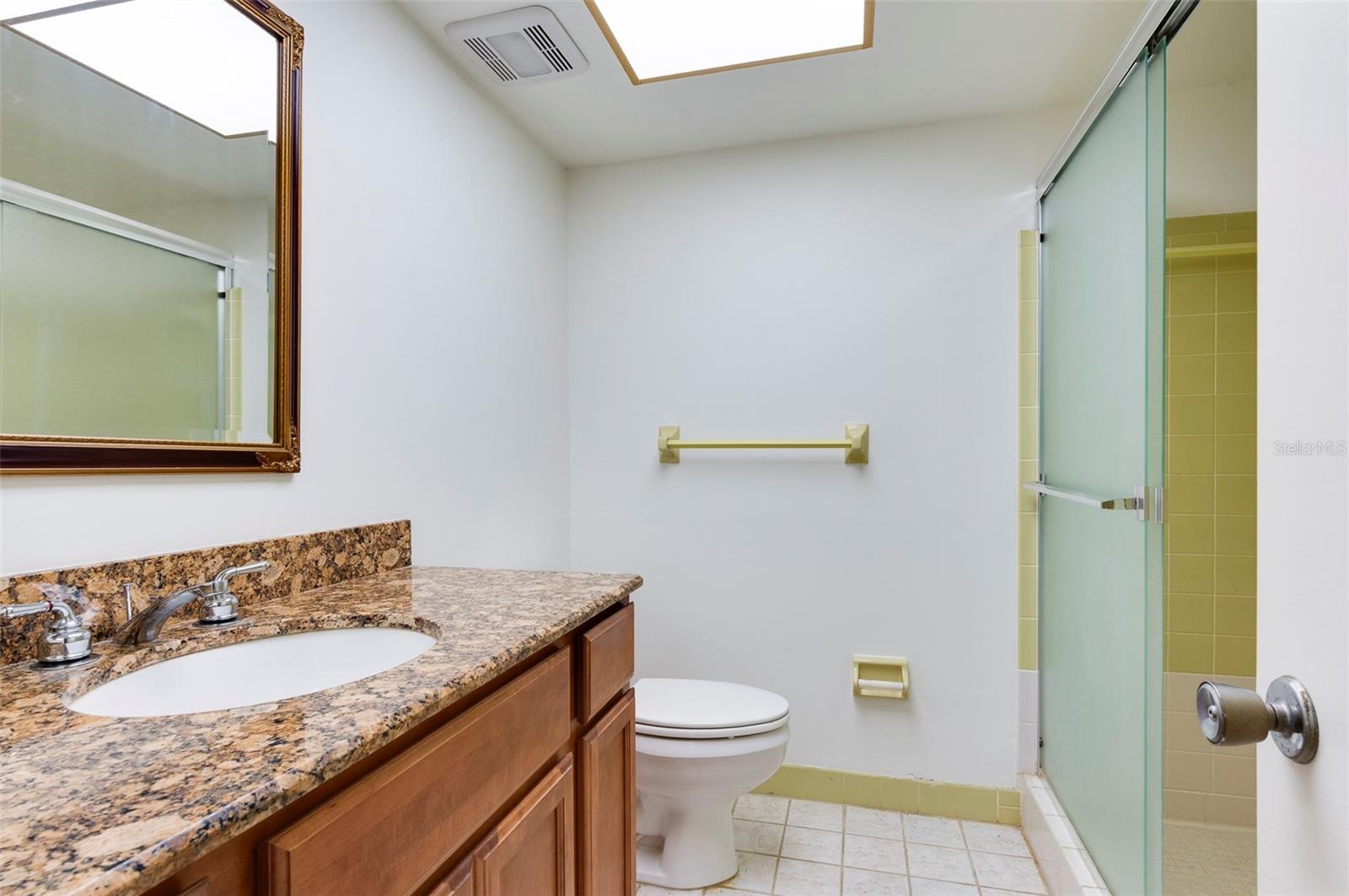 TWIN OAKS APTS - Residential